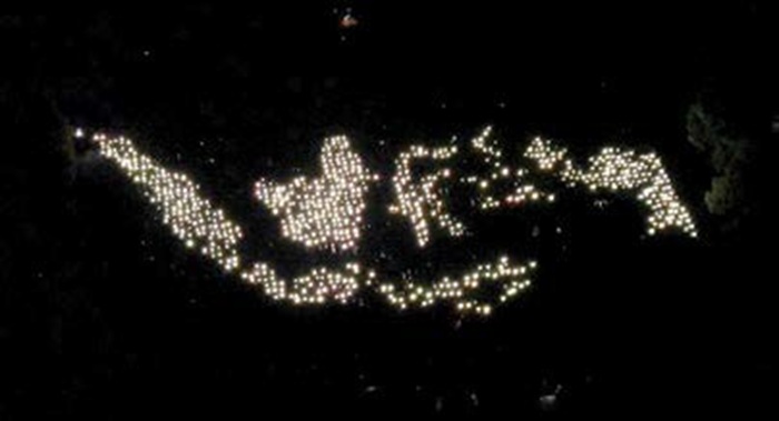 CINTA TANAH AIR: Ribuan mahasiswa UMM bentuk formasi peta Indonesia pada Pesmaba 2025.