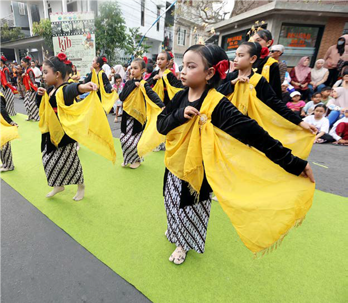 LEBIH LAMA: Tari Gambyong dibawakan anak-anak dari Kelurahan Gadingkasri, Klojen sebagai penanda pembukaan event Klampok Kasri Jaman Biyen (KJB) keempat, kemarin.