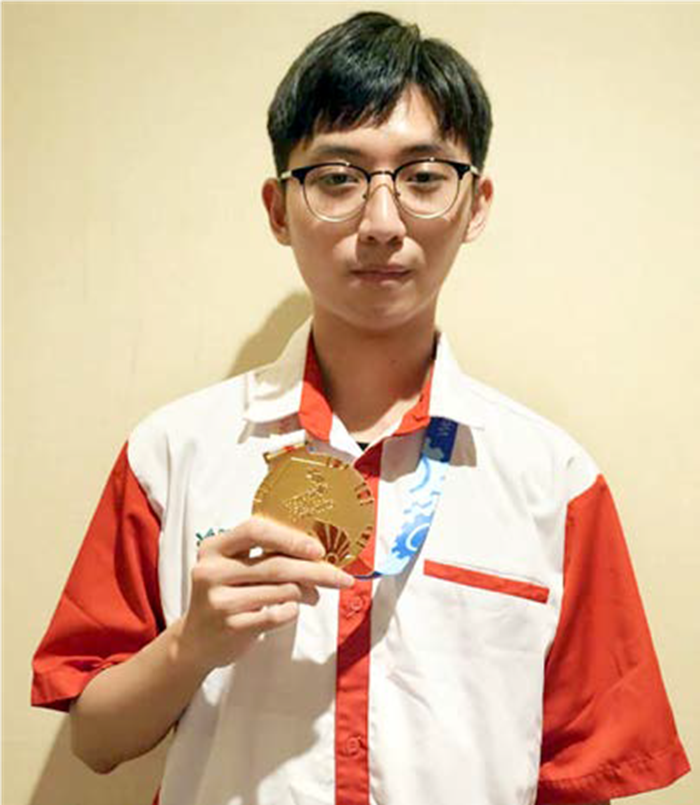JADI SATU-SATUNYA: Edsel Parama Mustapa menunjukkan medali emas yang diraihnya di ajang The 14th WorldSkill ASEAN pada 30 Agustus lalu.