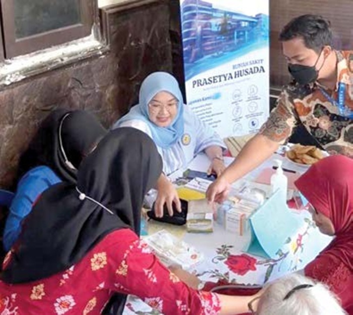 LAYANAN KESEHATAN GRATIS: Warga di Perumahan Tirtasani, Desa Ngenep, Karangploso, memanfaatkan cek kesehatan gratis yang diselenggarakan RS Prasetya Husada, beberapa waktu lalu.