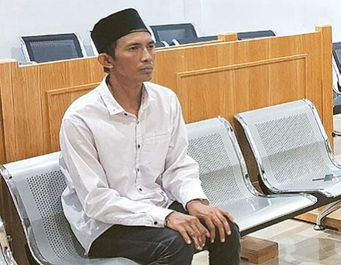 DIPICU WARISAN: Terdakwa kasus pembakaran kakak kandung, Ruliyanto, 29, menjalani sidang di Pengadilan Negeri (PN) Kepanjen, Senin lalu (8/9).