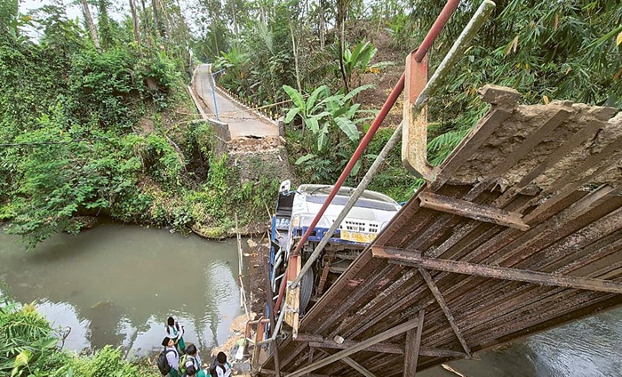 MUSIBAH: Jembatan yang menghubungkan Dusun Wadung di Desa Wadung menuju Dusun Sukoanyar, Desa Mendalanwangi ambrol kemarin malam (8/9).