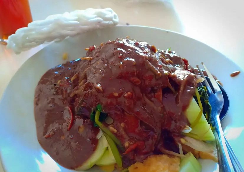 Rujak Cingur Naga hadir dengan inovasi segar khas Surabaya, cocok bagi warga Malang yang ingin coba cita rasa berbeda.