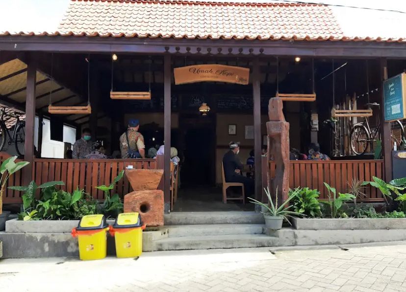 Kampung Kopi Kemiren jadi ikon wisata budaya Osing di Banyuwangi, cocok untuk transit warga Malang yang berwisata.