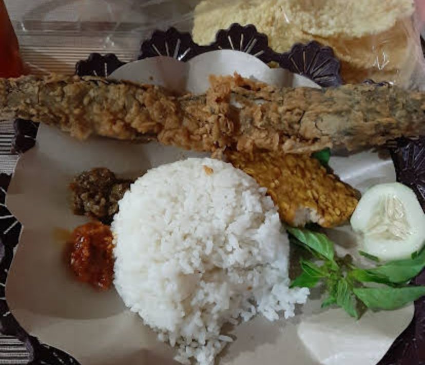 MENGGODA IMAN: Merasakan juicy dari daging ikan lele yang cocok disantap dengan aneka lalapan.