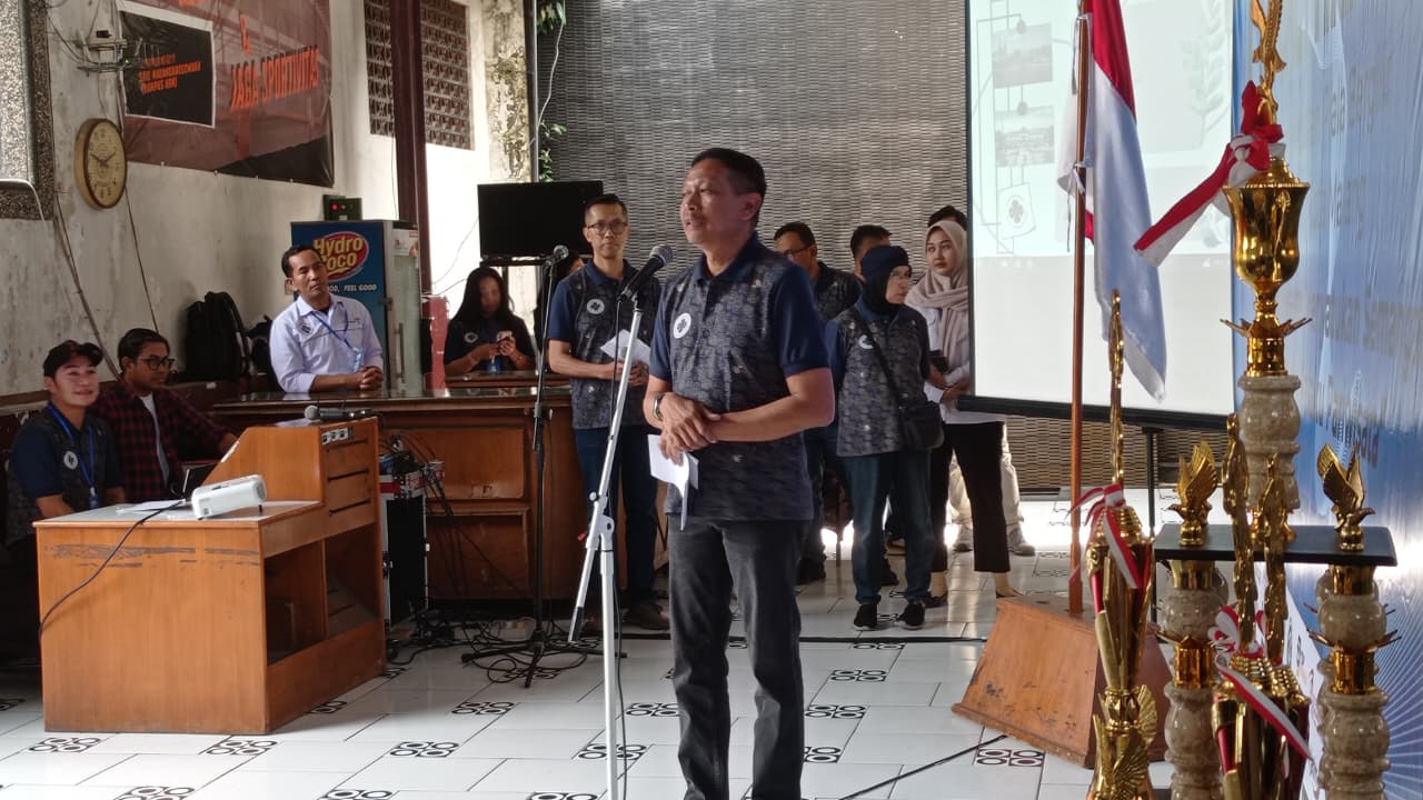 BIAR AMAN: Wali Kota Malang Wahyu Hidayat memberikan imbauan kepada camat, lurah, serta RT/RW saat memberi sambutan di lapangan futsal STIE Malangkucecwara (10/9).