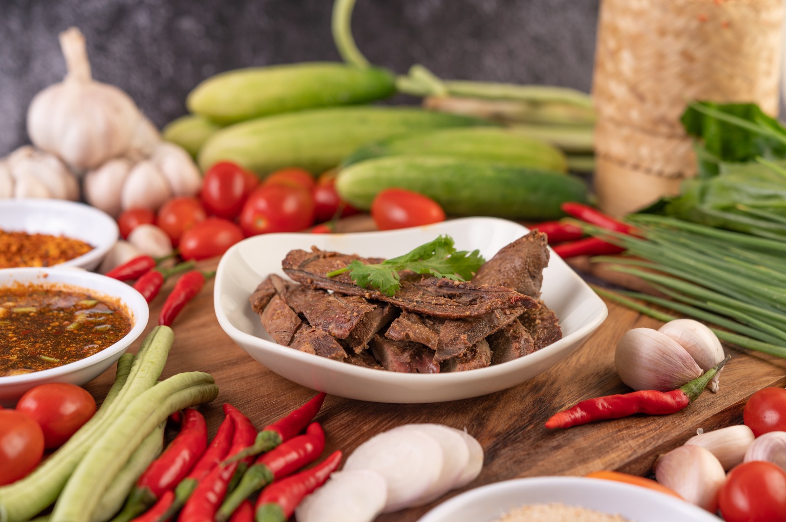 NIKMAT: Mencicipi nikmatnya ampela ati yang enak disantap bareng sambal pedas.
