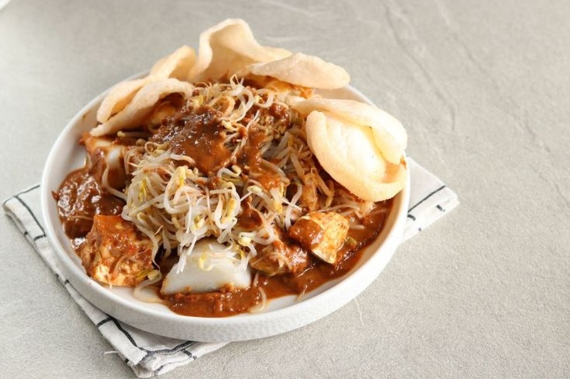 NIKMAT: Ketoprak khas Jakarta lengkap dengan kerupuk