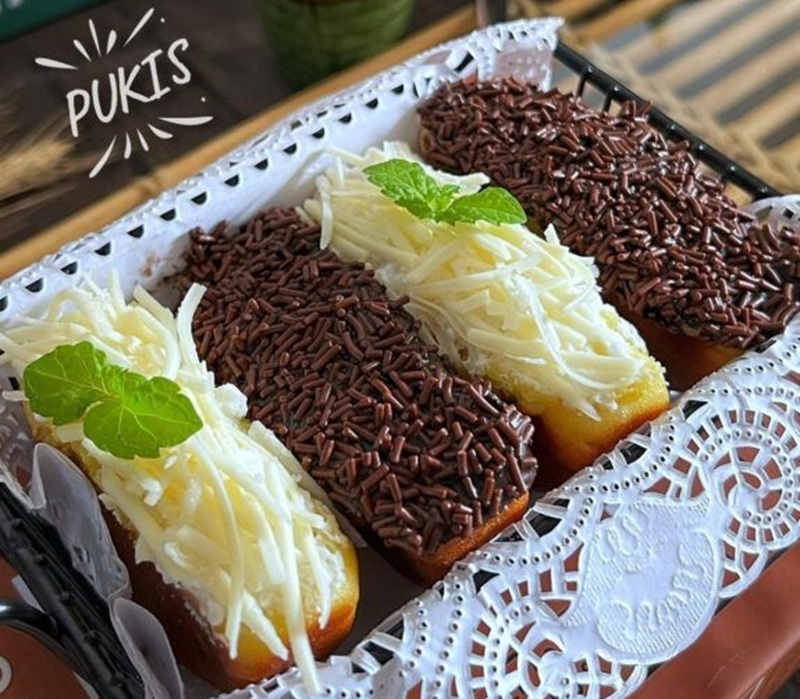 Manis: Pukis gurih dengan topping meses dan keju