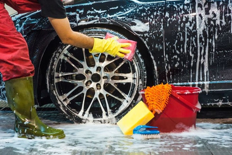 BERSIH: Carewash mobil limpahan sabun