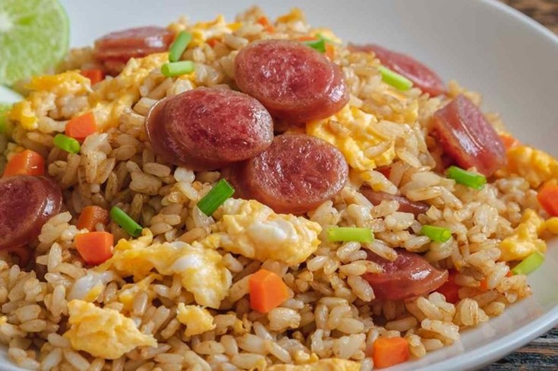 PRAKTIS: Nasi goreng  rumahan dengan topping sosis