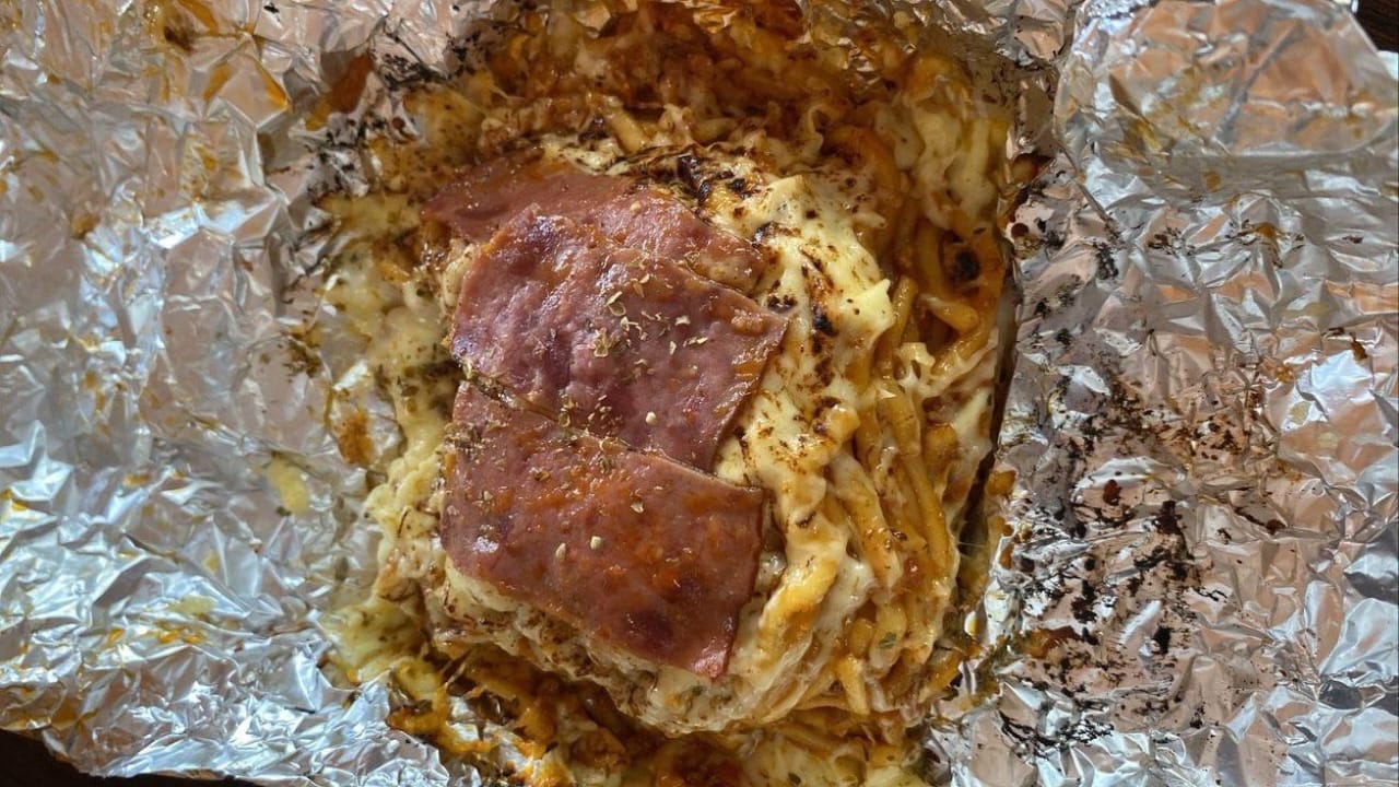 NIKMAT: makan mi bakar dengan berbagai topping dijamin enak.