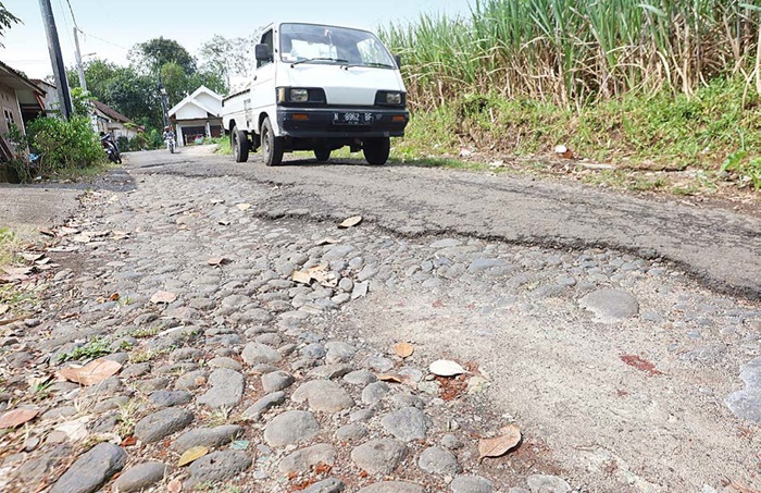 DIDUKUNG DEWAN: Aspal mengelupas di Jalan KH Malik Dalam, Kelurahan Buring, Kecamatan Kedungkandang bisa diperbaiki pemkot setelah ada tambahan anggaran lewat PAK.