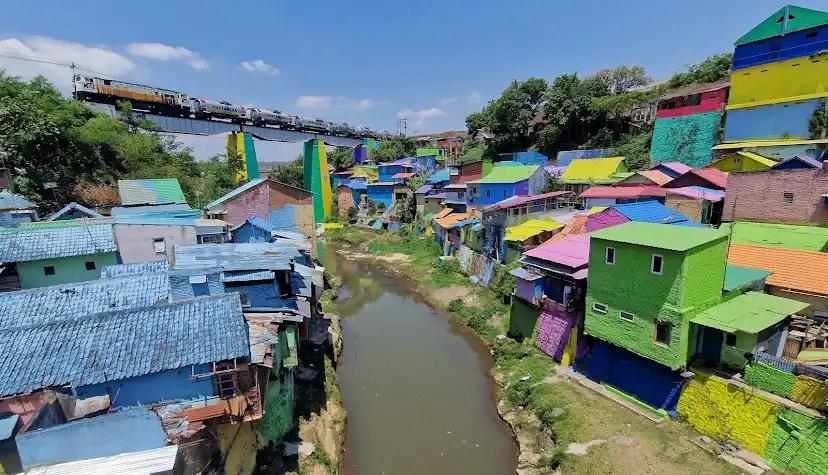 Transformasi menakjubkan Kampung Jodipan! Dari permukiman kumuh menjadi ikon wisata warna-warni, Jodipan kini jadi magnet bagi wisatawan lokal dan mancanegara