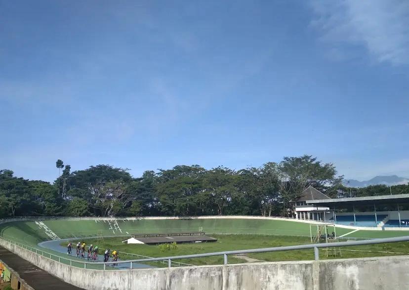 Lapangan sepak bola di Sawojajar jadi favorit warga. Tempat ideal untuk berolahraga, bermain santai, hingga berkumpul bersama komunitas lokal.