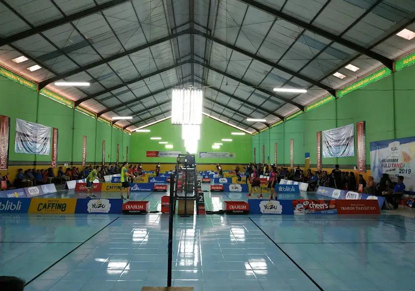Penggemar bulutangkis, Simak 4 lapangan badminton terbaik di Sawojajar! Fasilitas lengkap dan nyaman untuk olahraga maupun latihan rutin.