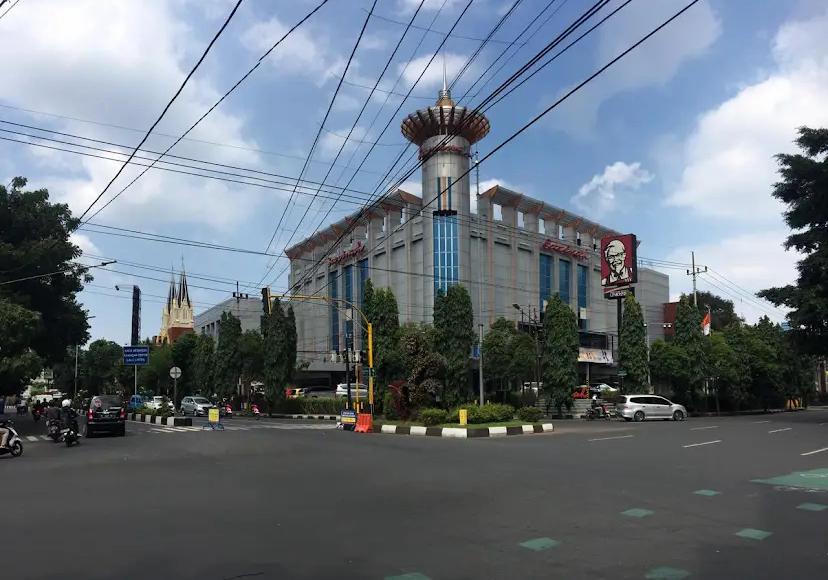 Gedung Sarinah Malang menyimpan sejarah panjang. Dari rumah bupati masa lalu hingga menjadi pertokoan legendaris, bangunan ini tetap menjadi saksi perkembangan kota Malang.