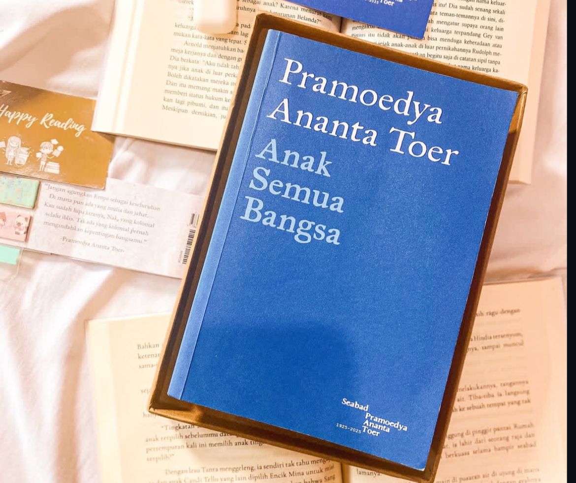 MENARIK: Salah satu cover novel Anak Semua Bangsa