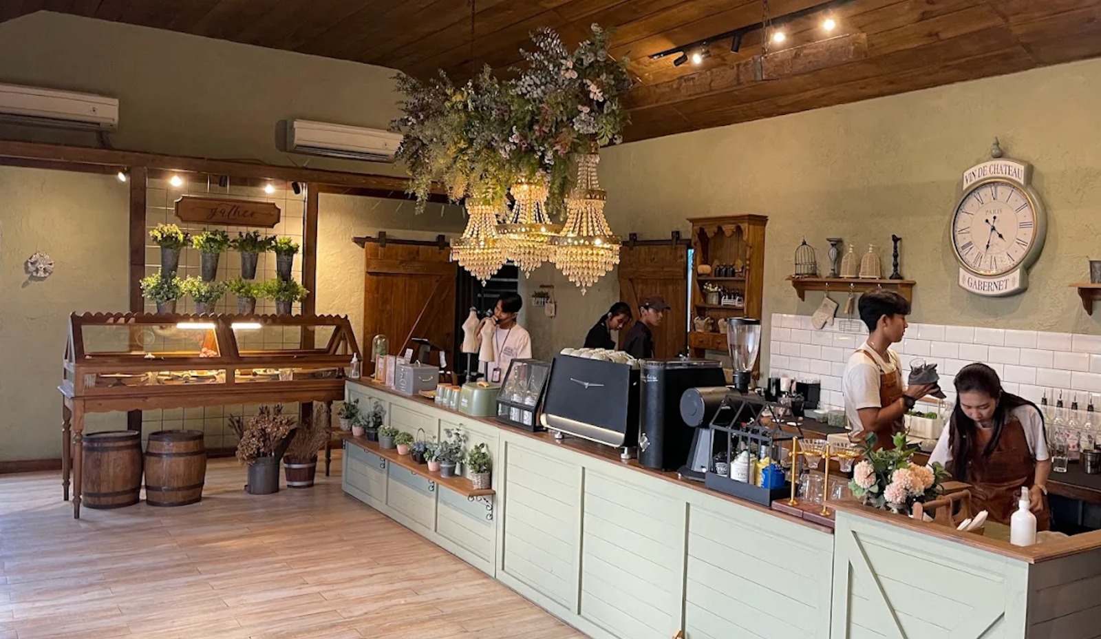 ELEGAN: Araya Arcade Garden by Rustic Market yang menawarkan pengalaman bersantap dengan konsep arcade unik.