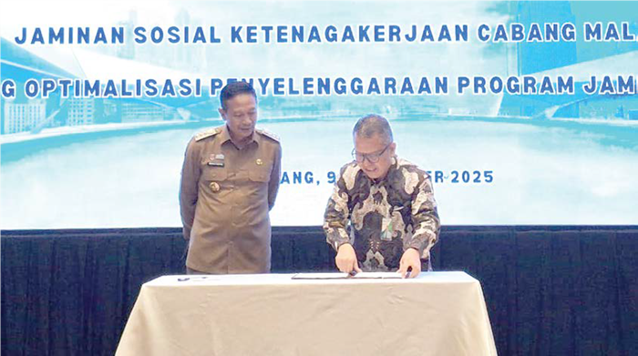 KOLABORASI: Kepala BPJS Ketenagakerjaan Cabang Malang Zulkarnain Mahading (kanan) bersama Wali Kota Malang Wahyu Hidayat menandatangani MoU optimalisasi penyelenggaraan program jaminan sosial.