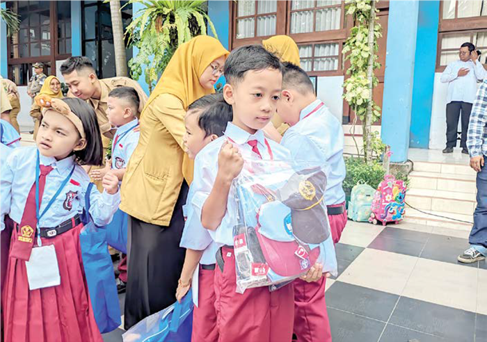DAPAT BARU: Seorang siswa SMPN 6 Malang menerima seragam gratis dari Pemkot Malang awal Juni lalu.