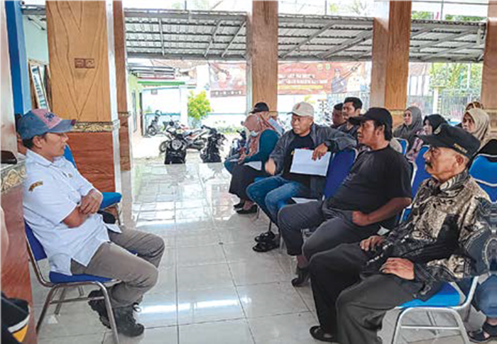 BERDISKUSI: Para pelaku UMKM Tambaksari datang ke Kantor Desa Jatisari untuk menyampaikan aspirasi terkait penolakan pembangunan minimarket.