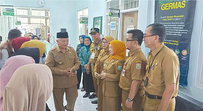 KAWAL PROGRAM: Bupati Malang H M. Sanusi (peci hitam) meninjau persiapan pemberian obat cacing pada anak di Puskesmas Kepanjen beberapa waktu lalu.