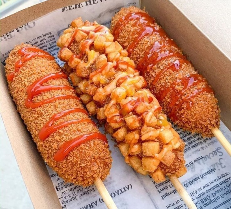 MENGGODA: Corn dog crispy hingga baluran kentang dengan saus