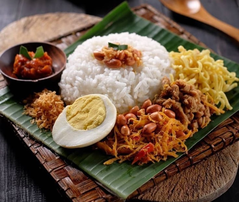 NIKMAT: Nasi uduk dengan berbagai lauk