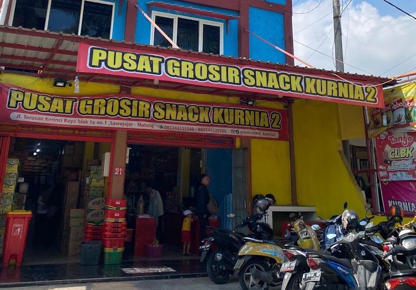 Tampak depan pusat grosir snack kurnia