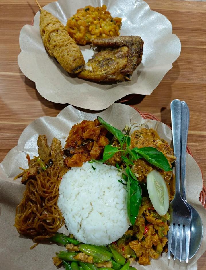 MANTAP: Nasi Pecel Kawi Hj. Musilah, salah satu rekomendasi sarapan enak di kawasan Klojen Malang yang&nbsp;selalu&nbsp;ramai