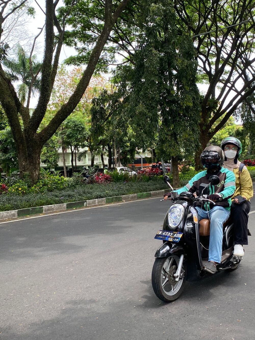 SEDANG MENGANTAR PENUMPANG: Ojek Online sering kali kita butuhkan disetiap harinya