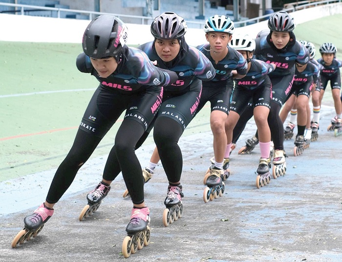 MOMENTUM RAIH PRESTASI: Lolita Endah Prasiwi (depan) menjalani sesi latihan bersama Tim Perserosi Kota Malang di Velodrome Kota Malang beberapa waktu lalu.