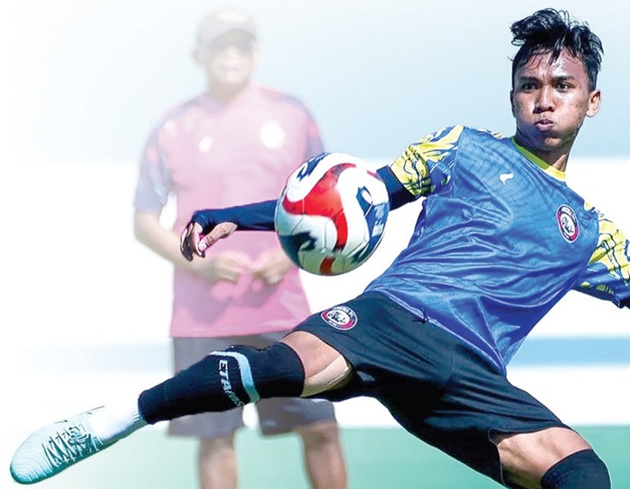 SIAP BERLAGA: Arkhan Fikri berusaha melepaskan umpan dalam sesi latihan di Stadion Kanjuruhan.