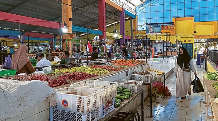 MENDA PAT PERHAT IAN: Aktivitas jual-beli masyarakat di Pasar Tumpang kemarin (11/9). Tempat itu jadi prioritas revitalisasi Pemkab Malang.