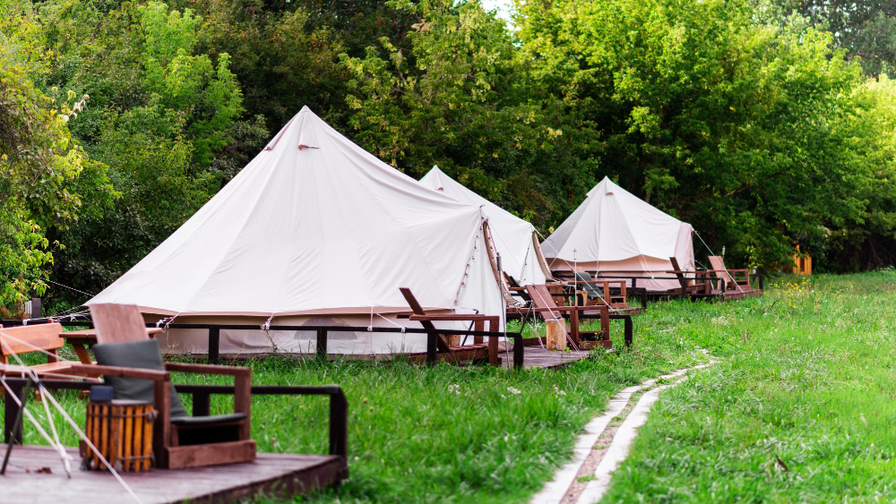 NYAMAN: Ilustrasi Glamping (glamour camping), pengalaman berkemah dengan fasilitas mewah layaknya hotel.