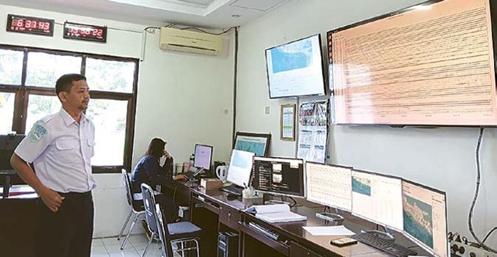 SIAGA 24 JA M: Petugas Stasiun BMKG Karangkates, Kabupaten Malang, memantau data dan grafik potensi gempa bumi kemarin.