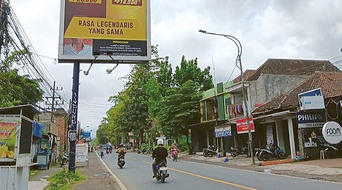 SUMBANG PAD: Salah satu reklame terpasang di Jalan Raya Pakisaji, Kecamatan Pakisaji, kemarin siang.