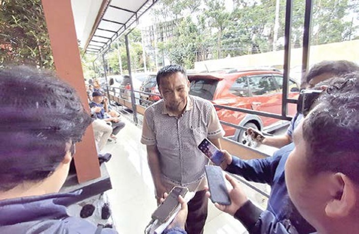 KAJI PUTUSAN HAKIM: Anggota Tim JPU Moh Heriyanto menemui awak media setelah sidang putusan tiga terdakwa PT NSP, Rabu (10/9).