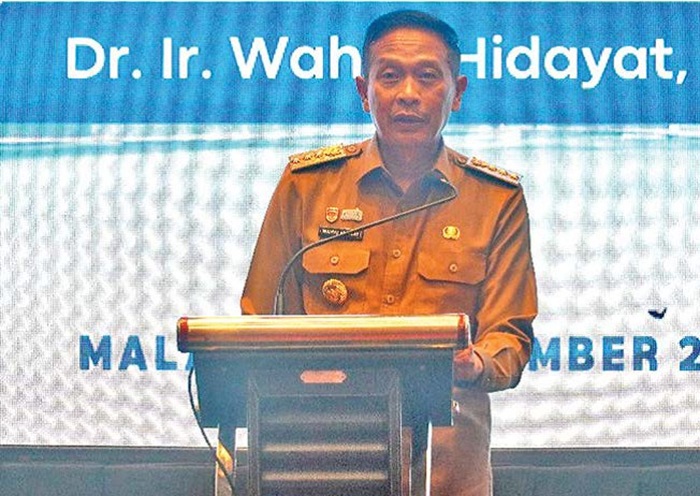 BERI SAMBUTAN: Wali Kota Malang Wahyu Hidayat menyampaikan pesan kepada warga untuk menghidupkan siskamling.
