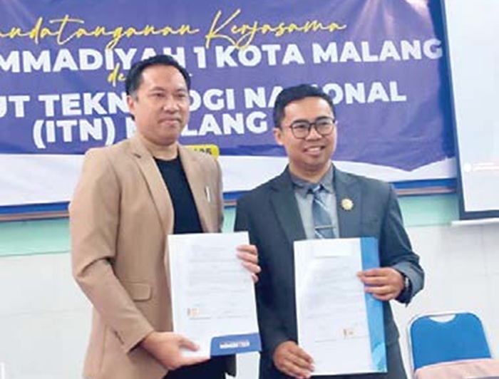 KOLABORASI: Rektor ITN Malang Awan Uji Krismanto (kiri) bersama bersama Akhmad Ari Wibowo selaku Kepala Madrasah Aliyah Muhammadiyah Unggulan Malang menandatangani MoU beberapa waktu lalu.