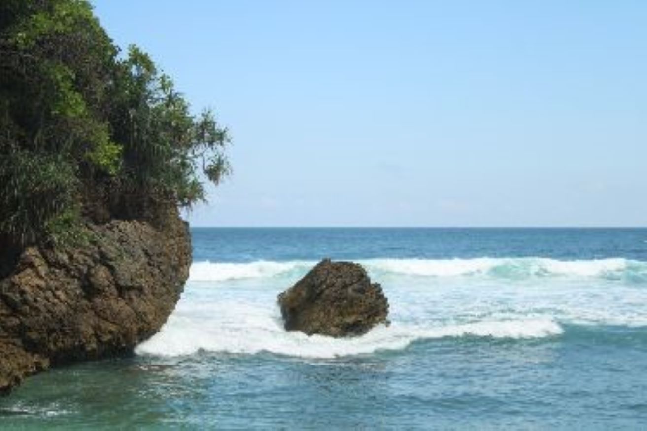 INDAH: Deretan pantai di Blitar ini menawarkan keindahan alam dan suasana unik, dari yang tenang sampai paling ramai.