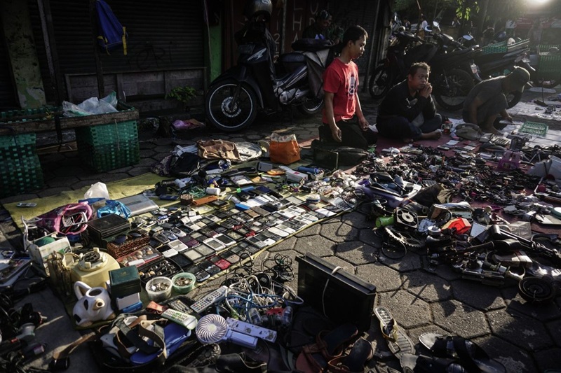 PASAR BARANG BEKAS: Pecinta Barang Vintage hingga Thrifting