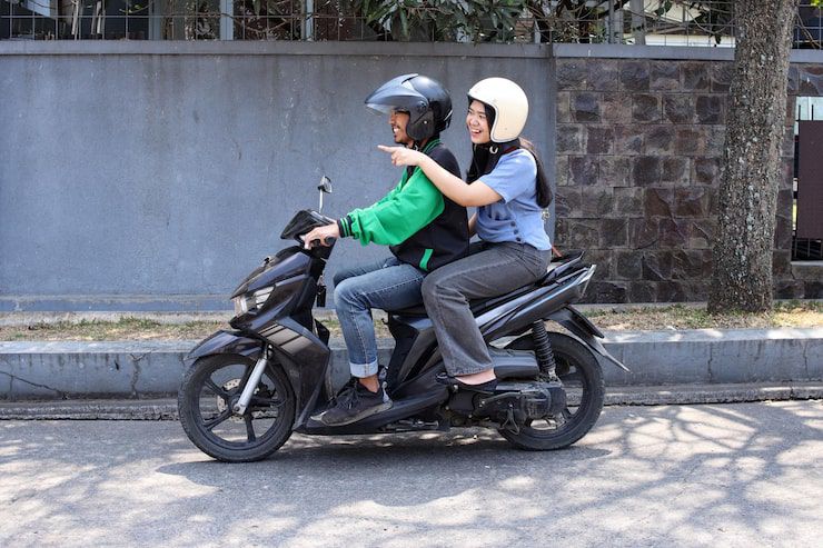 Ilustrasi ojek online saat mengantar penumpang ke tujuan