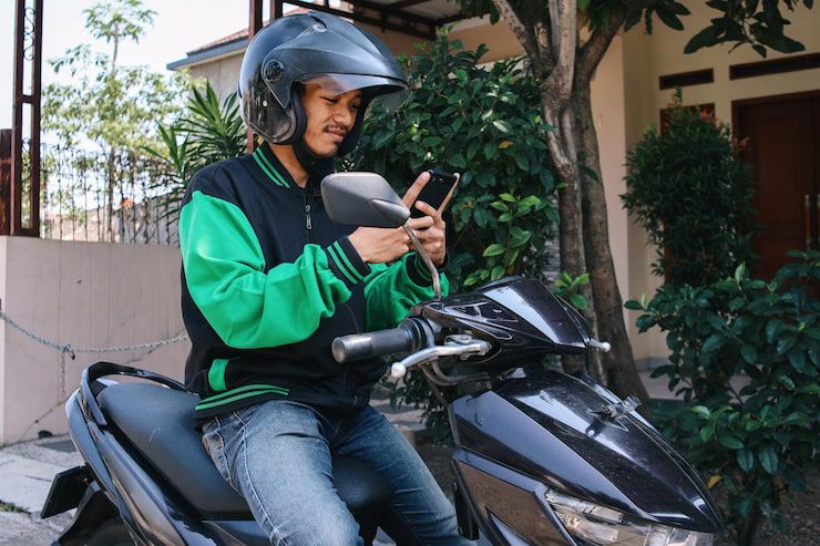 SENANG: Ilustrasi ojek online saat mendapatkan order