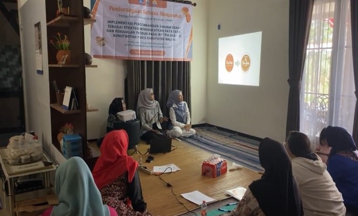 PERKUAT DAYA SAING: Tim dosen STIMATA turun langsung untuk bimbing strategi penjualan Industri Rumah Tangga (IRT) PiaAras di Bunutwetan.