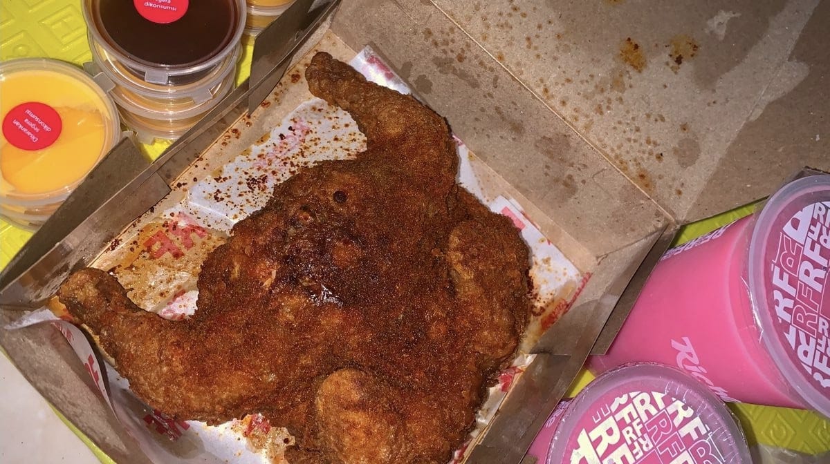 MENGGELEGAR: pedasnya ayam satu ekor cocok untuk kalian yang suka makan.