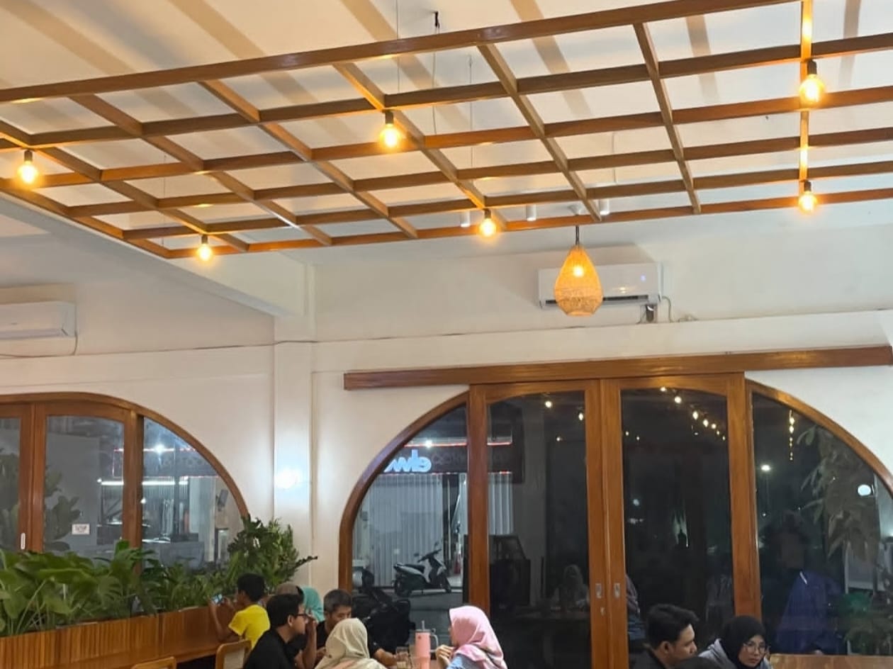 INDAH: nuansa cokelat bikin suasana semakin hangat.