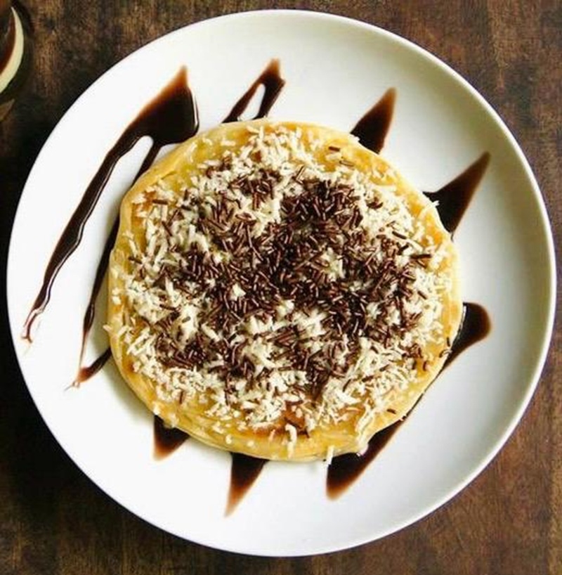 ENAK: Sepiring roti maryam toping keju, meses, susu kental manis