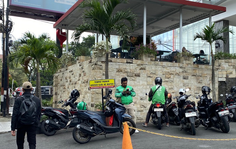 Ojol mangkal di depan MATOS